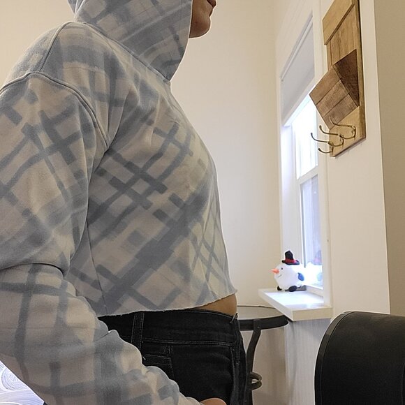 Cropped Patterned Sweatshirt - Picture 3 of 5